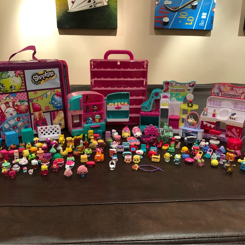 Shopkins Colorful Playset with Pink and Red Cases